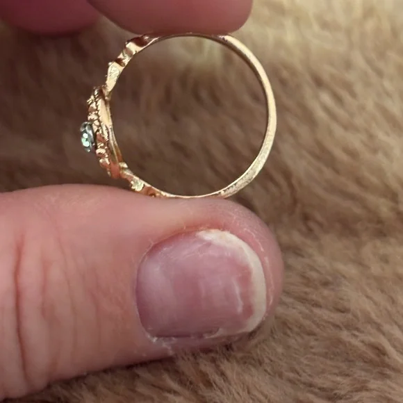 Elegant Gold Teardrop Ring - Picture 2 of 3